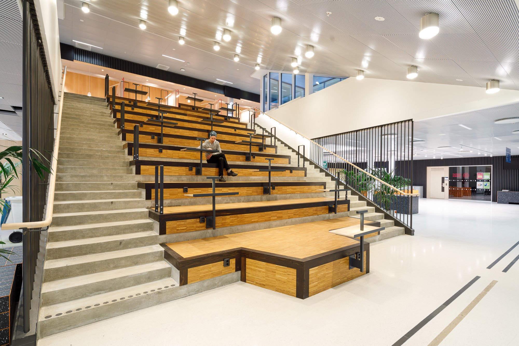 Campus Albano interiör med stor vacker trappa med sittplatser för studenter