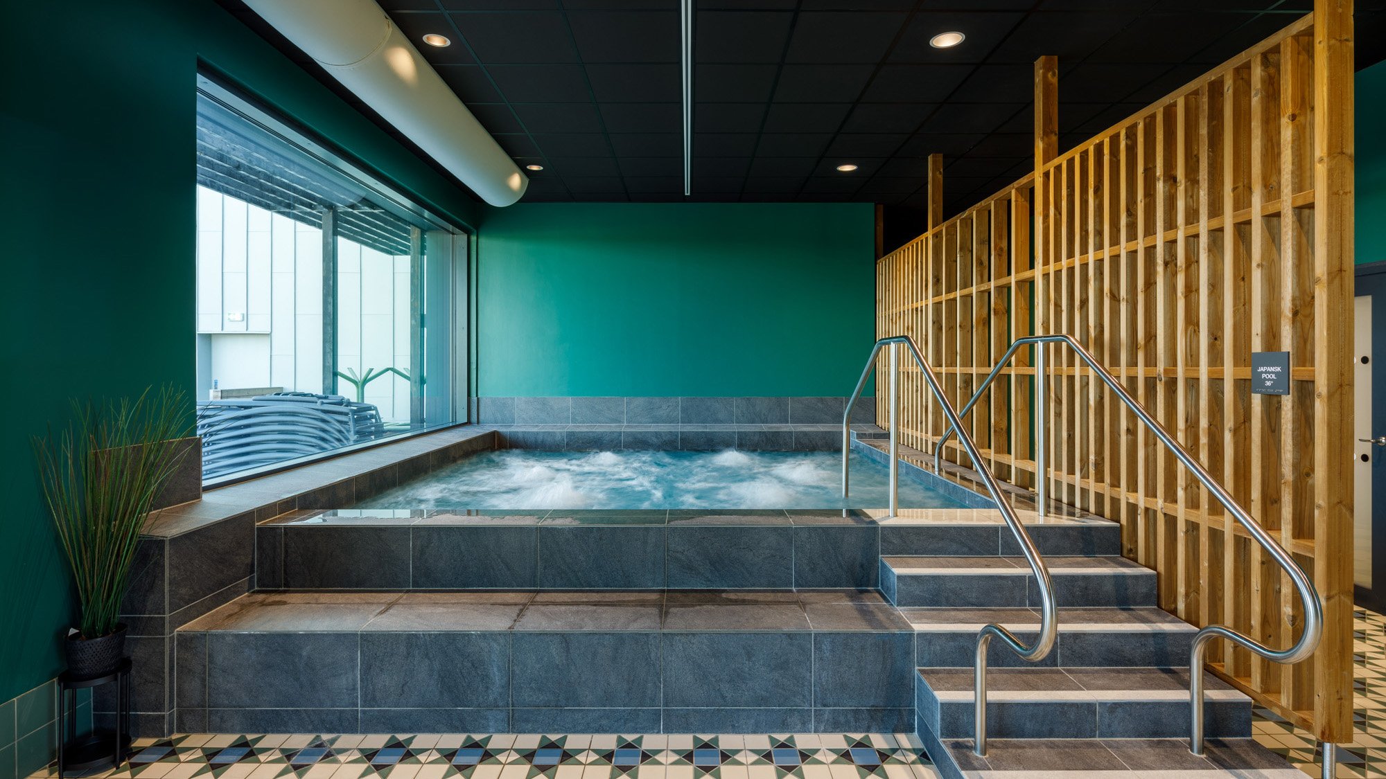 Japanska badet i Harjagersbadet fotograferat interiört med fokus på bubbelpoolen