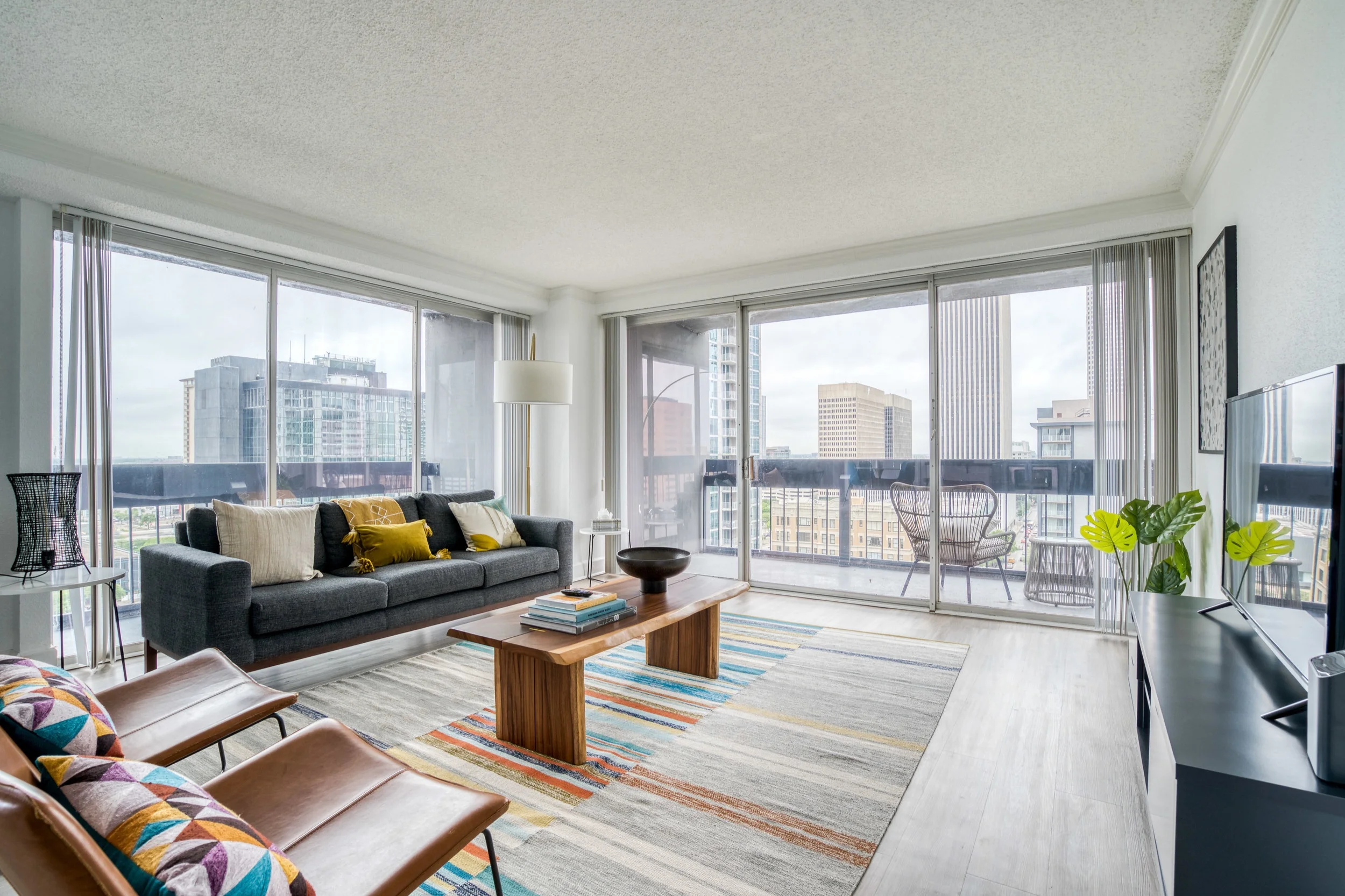 lodgeur-bright-large-one-bedroom-houston-house-downtown.jpg
