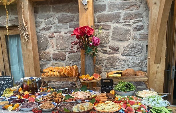Another day. Another BBQ. Another graze table. This time with pulled pork too. Another group of happy guests @millendmitcheldean 
.
.
.
.
.
.
.
#selfcatering #holidaylet #bighouse #boytiquestays #uniquestays #privatedining #hireachef #supper #comedin