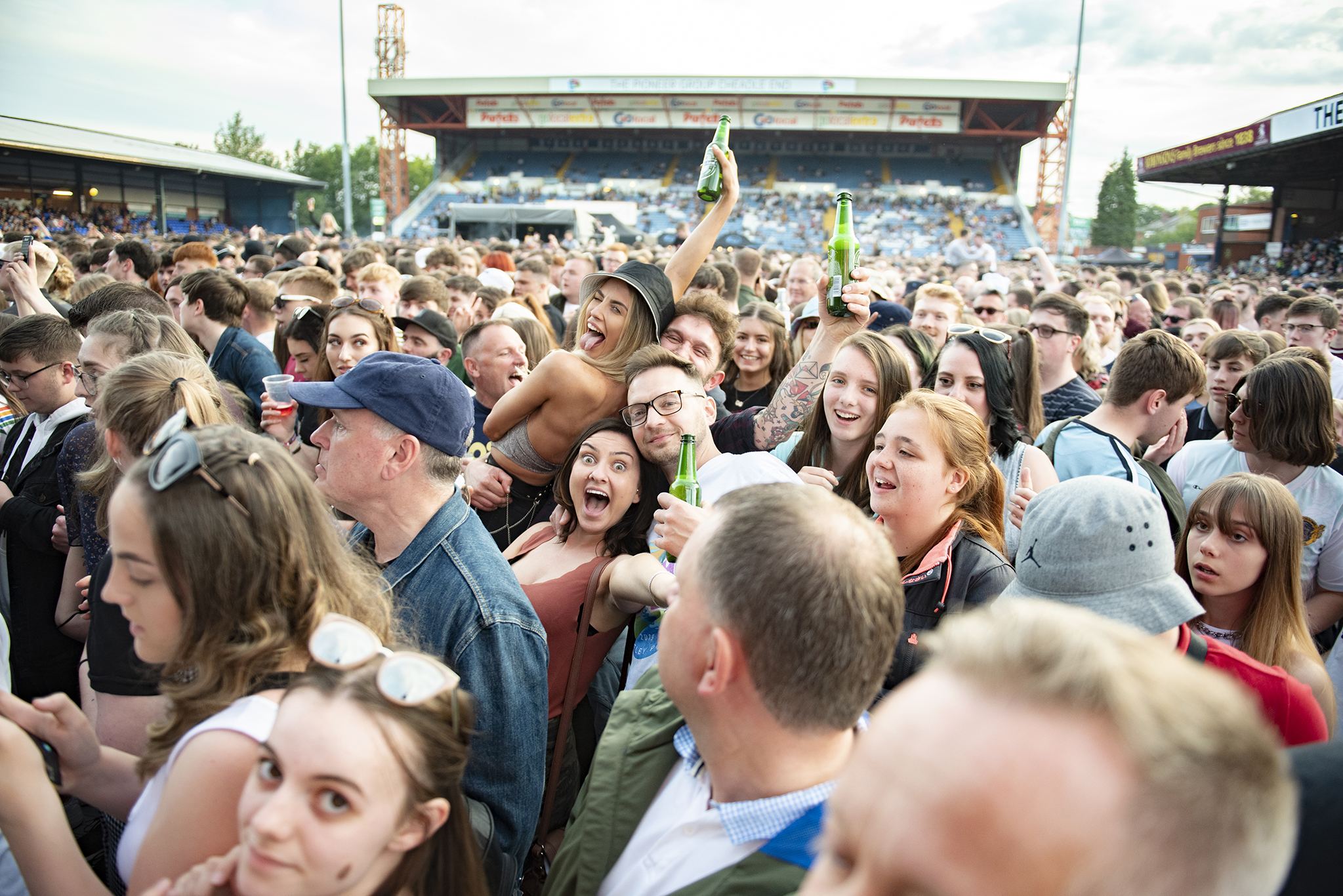 Crowd02N.jpg
