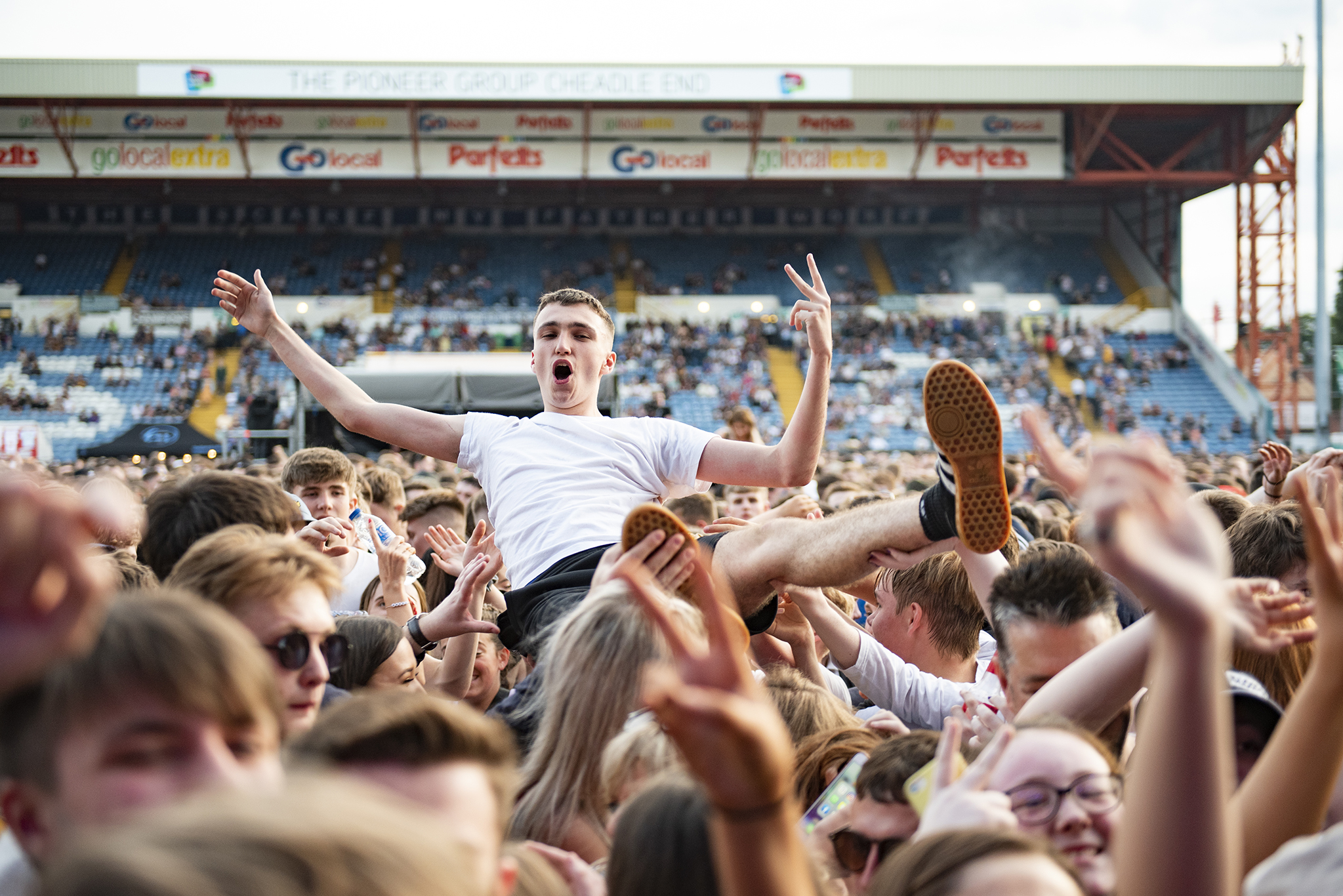 Crowd03N.jpg
