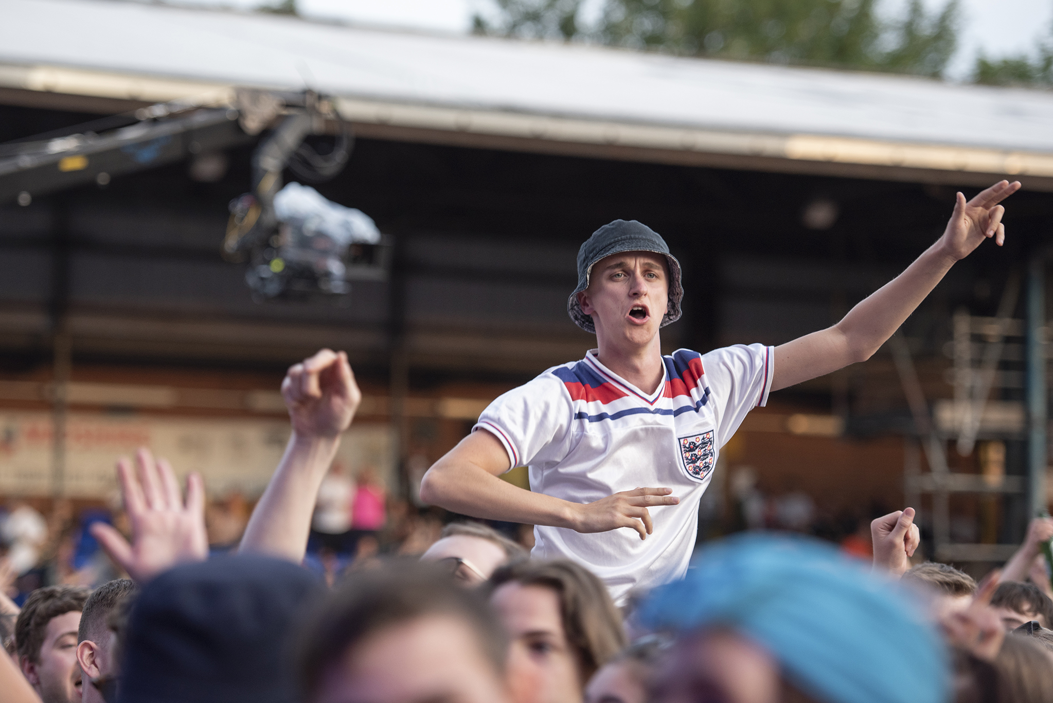 Crowd06N.jpg