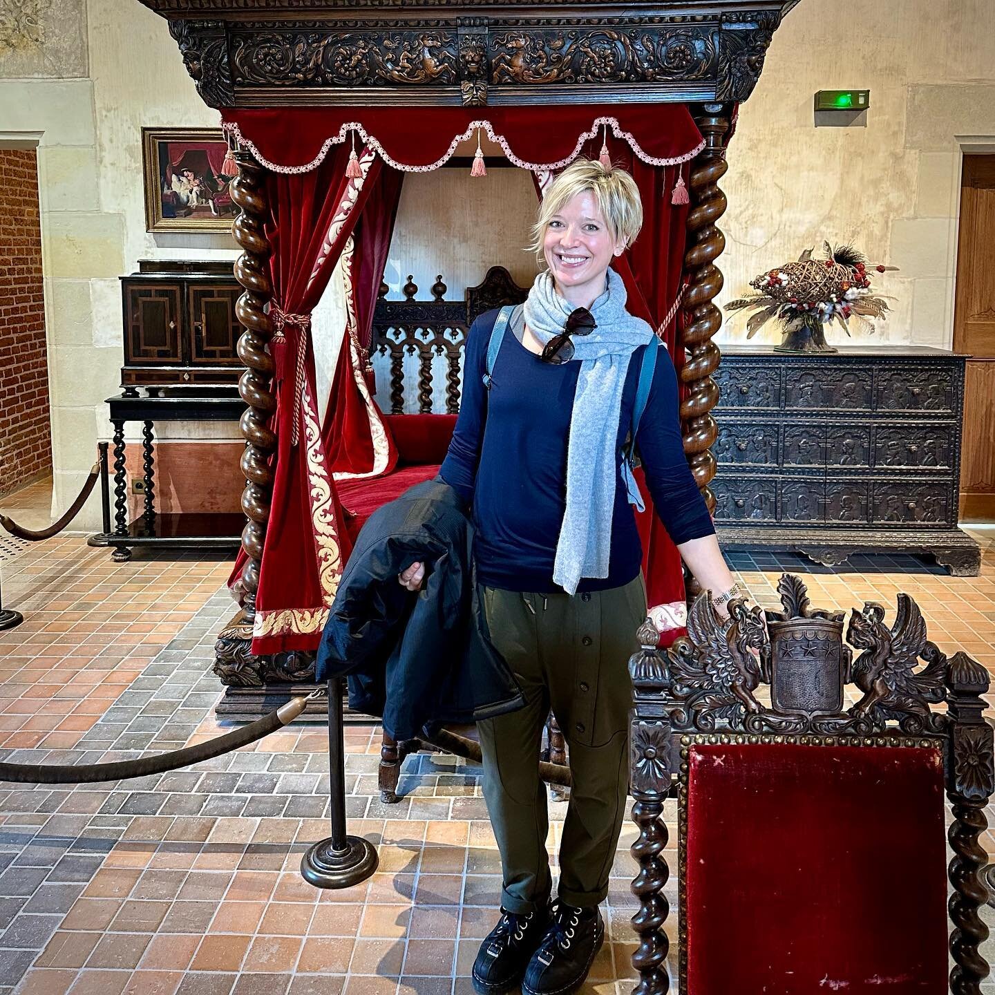 Just a preview of what I&rsquo;ve been up to. Do you recognize this famous bedroom?! 🎨And yes, I got a bit teary eyed after this photo was taken - what a privilege to be in here!!

#wheredidannago #sienaitalytours