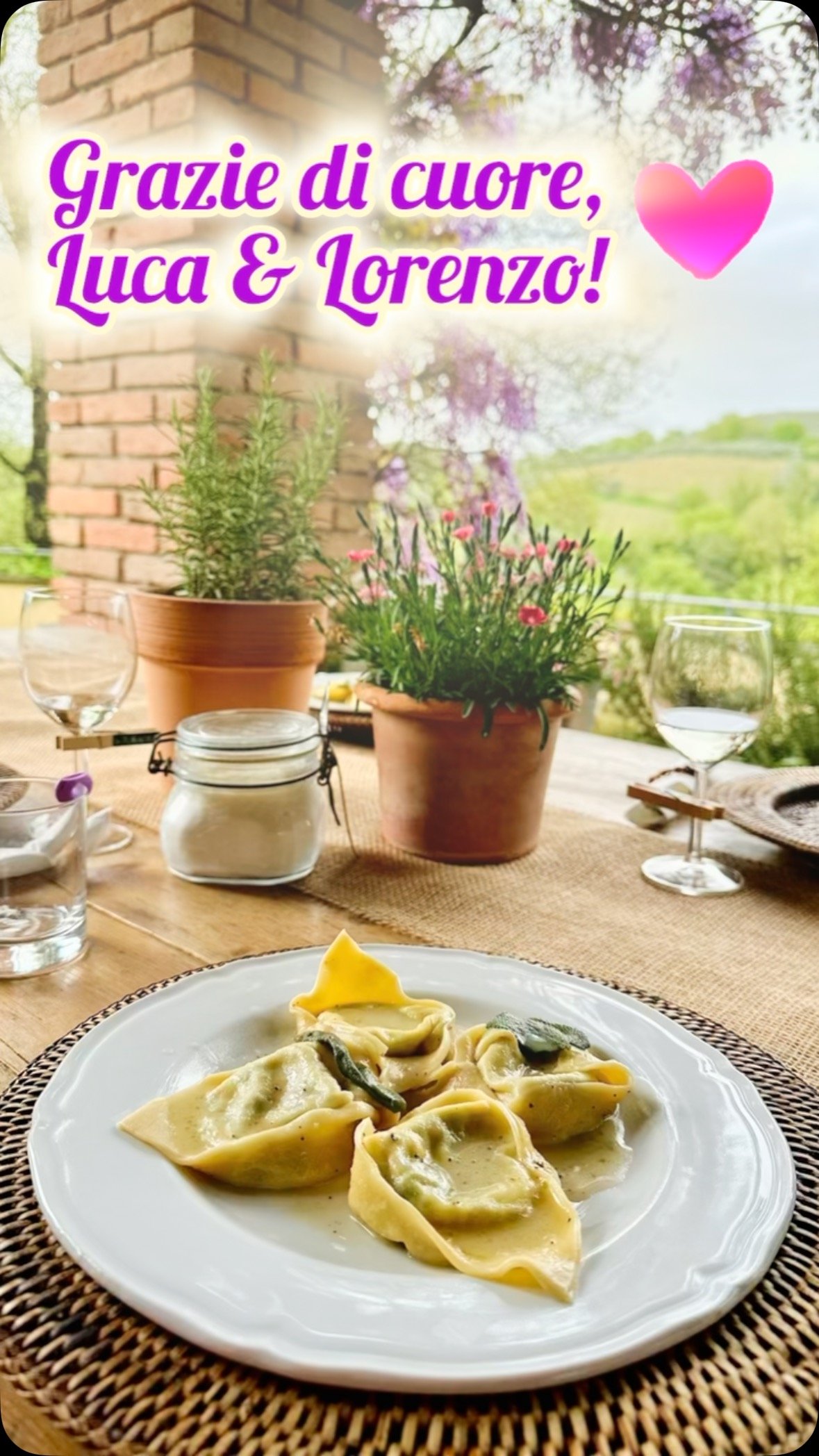 🧑🏼‍🍳 It’s been a long time since I’ve worn an apron, but sometimes you need to get away from the stones of Florence and into the Chianti countryside and partake in an unforgettable cooking experience.
After just a 15-min train rid
