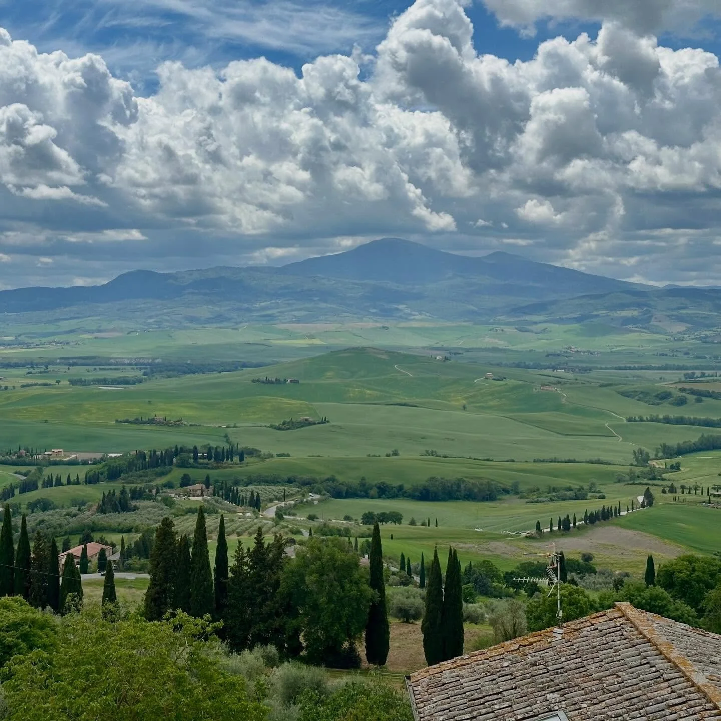🌷 Is there a more beautiful place than Pienza and the Val d&rsquo;Orcia? The 15th-c ideal city - devised by Pope Pius II (Enea Silvio Piccolomini) and planned by Bernardo Rossellino - is an unmatched gem of perfection, and the views to the Val d&rsq