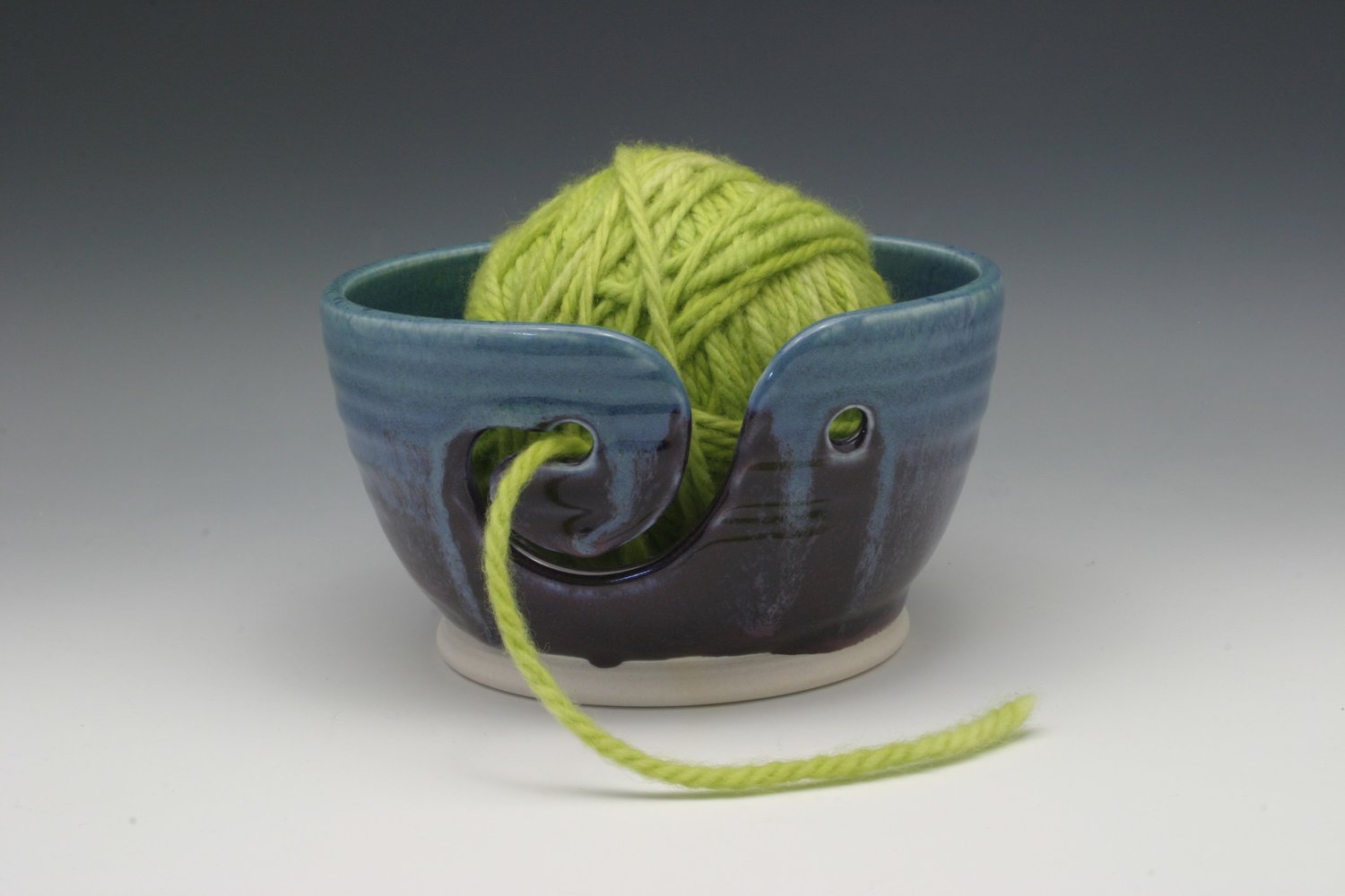MyGift Turquoise Ceramic Tangle-Free Yarn Ball Bowl, Rustic Handcrafted  Knitting Crochet Bowl with Cut Out Swirl