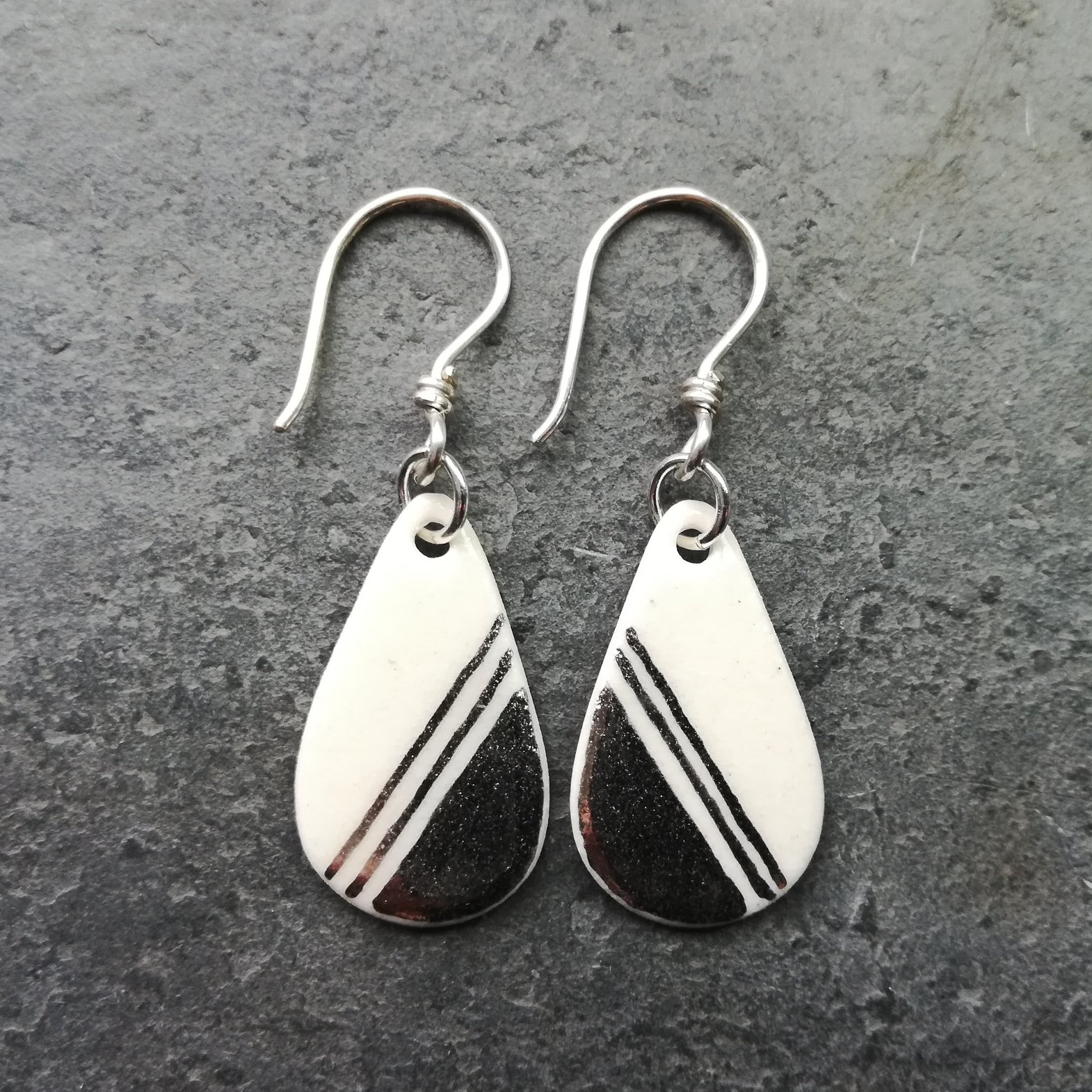 teardrop+dangles+-+white+with+silver+thick+and+thin+lines.jpg