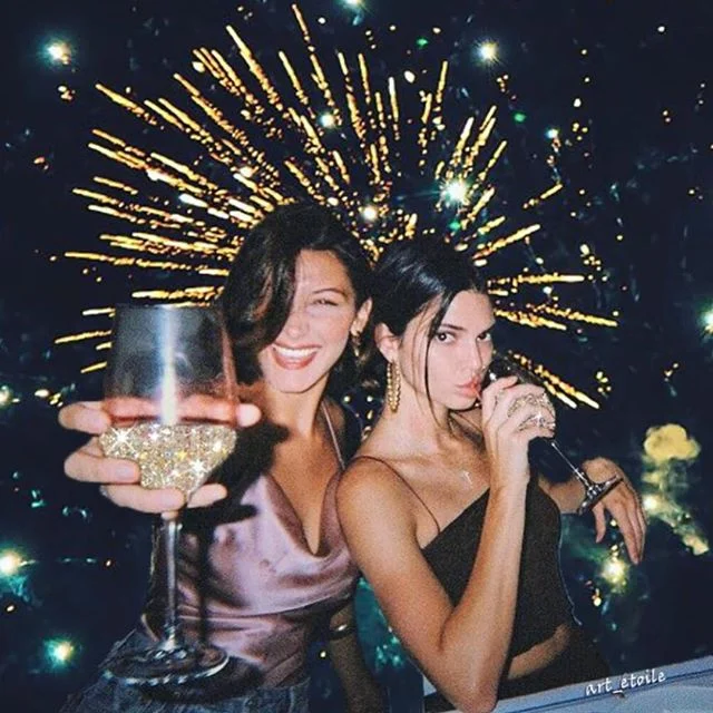 If you remember what you did last night was even any fun? 🥂🍾🖤#eatglitterfordinner