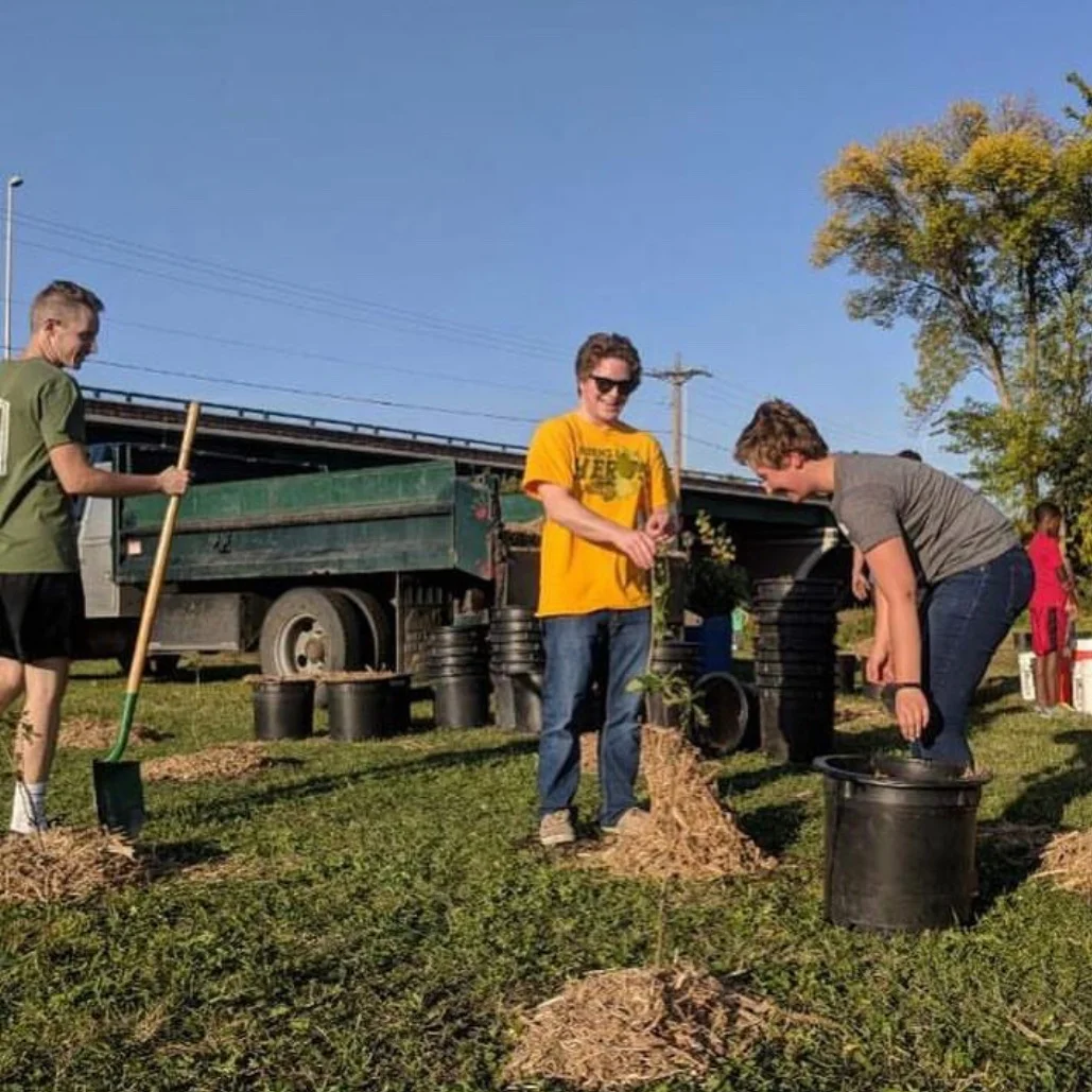 04+-+ReforestRedRiverVolunteer.jpg