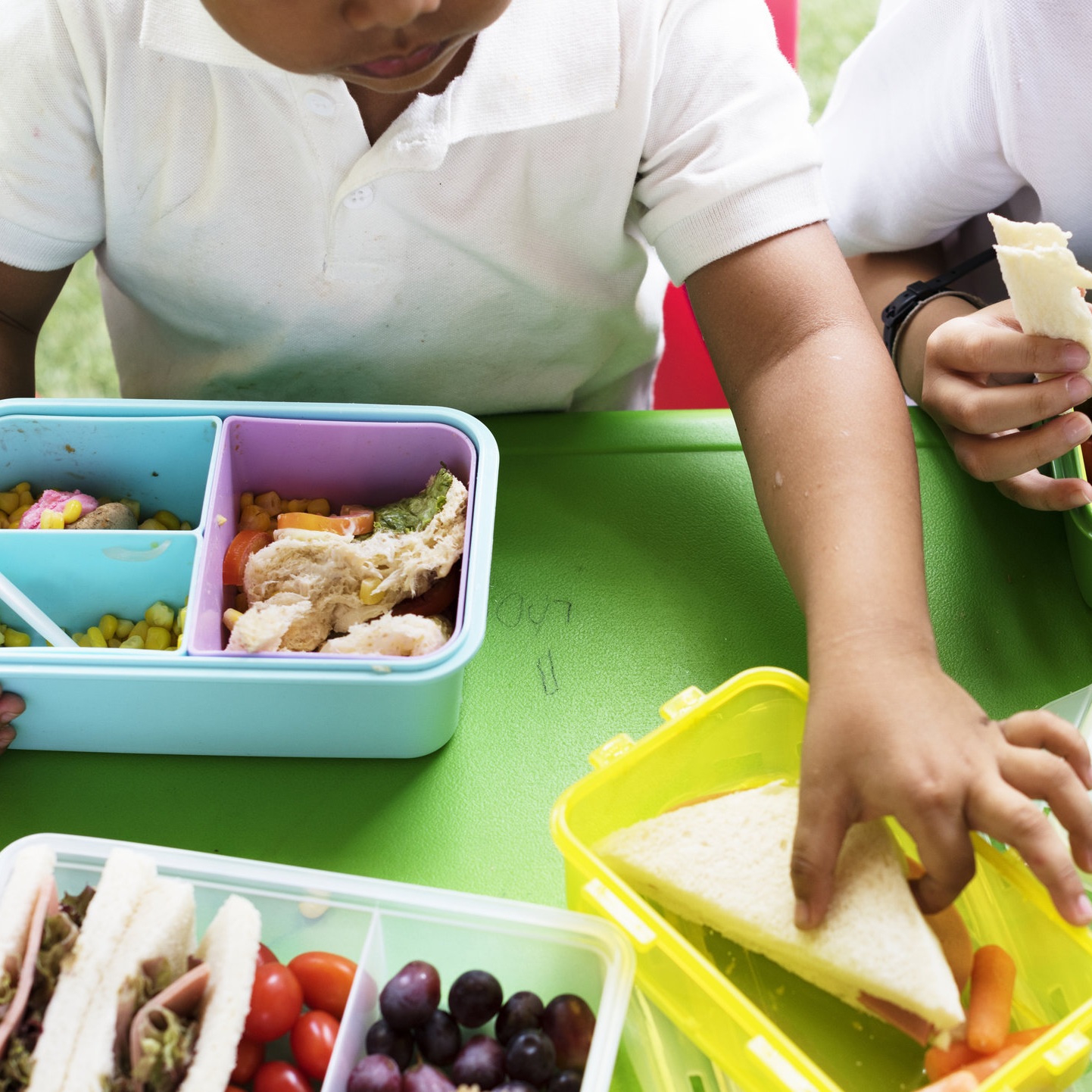 children+eating+from+lunchboxes.jpg