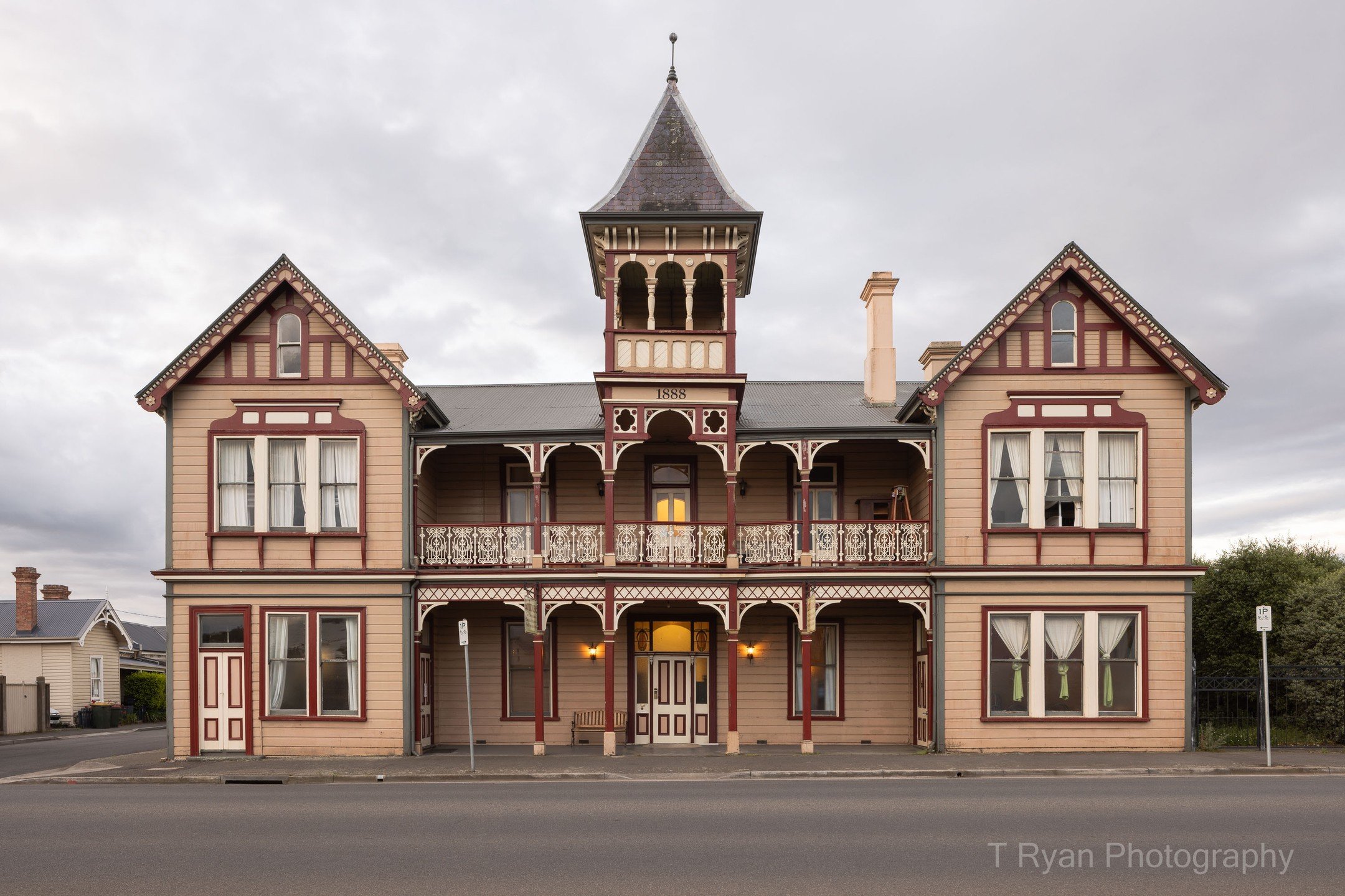 Former Trades Hotel // Launceston Landmarks 

One of 74 architectural gems that feature in my book Launceston Landmarks. Limited edition prints are also available of photographs from the project. Book + Prints available directly through my website vi