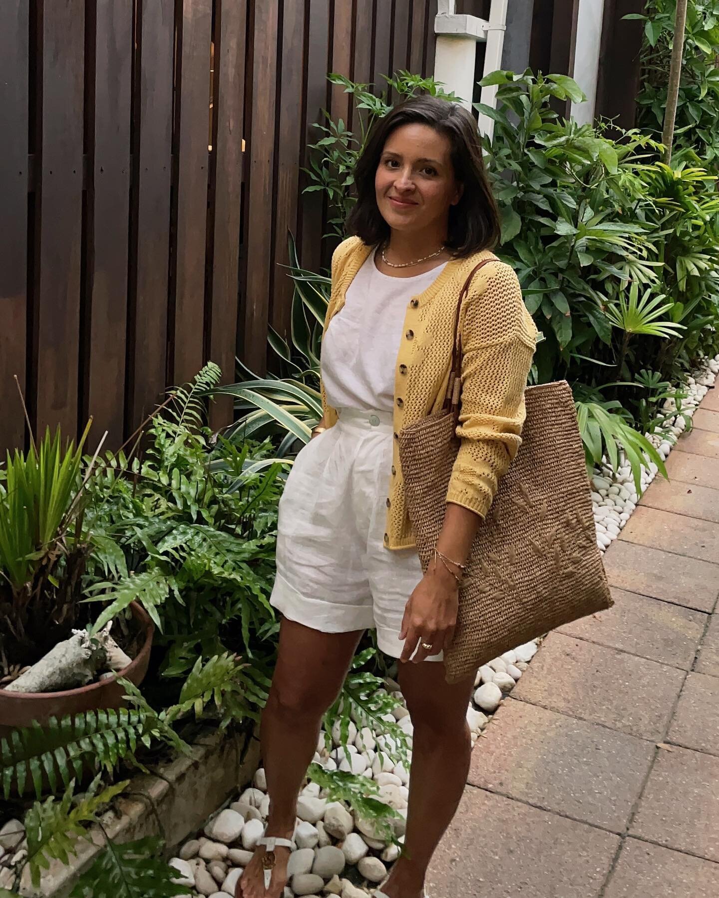 I&rsquo;m strictly posting today just so you all can wish me a happy birthday and shower me with love 💁🏽&zwj;♀️ #imfeeling35

Wearing: 
cardigan @madewell 
shorts @munsthebrand 
tote @sezane 
.
.
.
#everydaymadewell #outfitrepeater #outfitpost #min