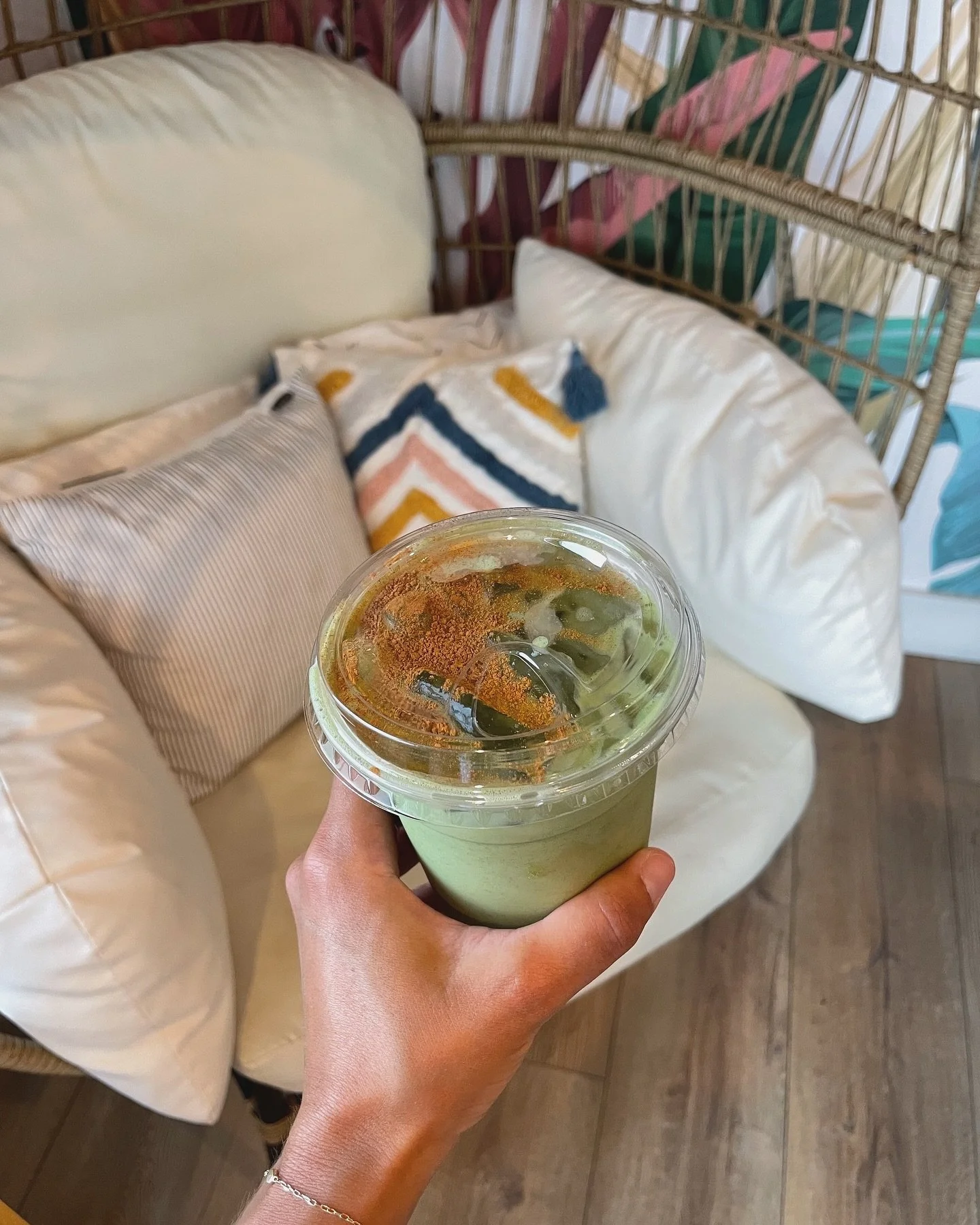 when the food is the destination ☕️🥐🥪🍹🍤 
here&rsquo;s everything i ate in new buffalo, michigan:

1. iced matcha latte from @issa.vibecafe 
2. iced mocha with cold foam + a almond croissant from @farmettemichigan 
3. grabbed some to-go snacks (@d