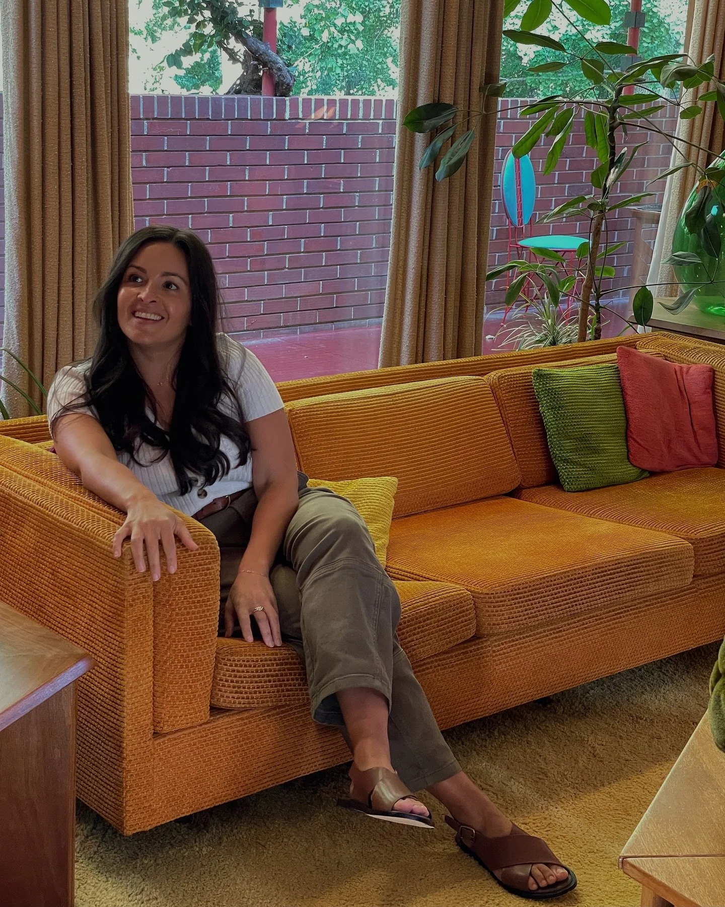 whoops, somehow termine on The Brady Bunch set 🧡💚💛 but did i really? no, pero it felt like it at this Frank Lloyd Wright&rsquo;s home from the 1950s. la experiencia fue un a total time warp just like stepping into a mid-century modern mood board a