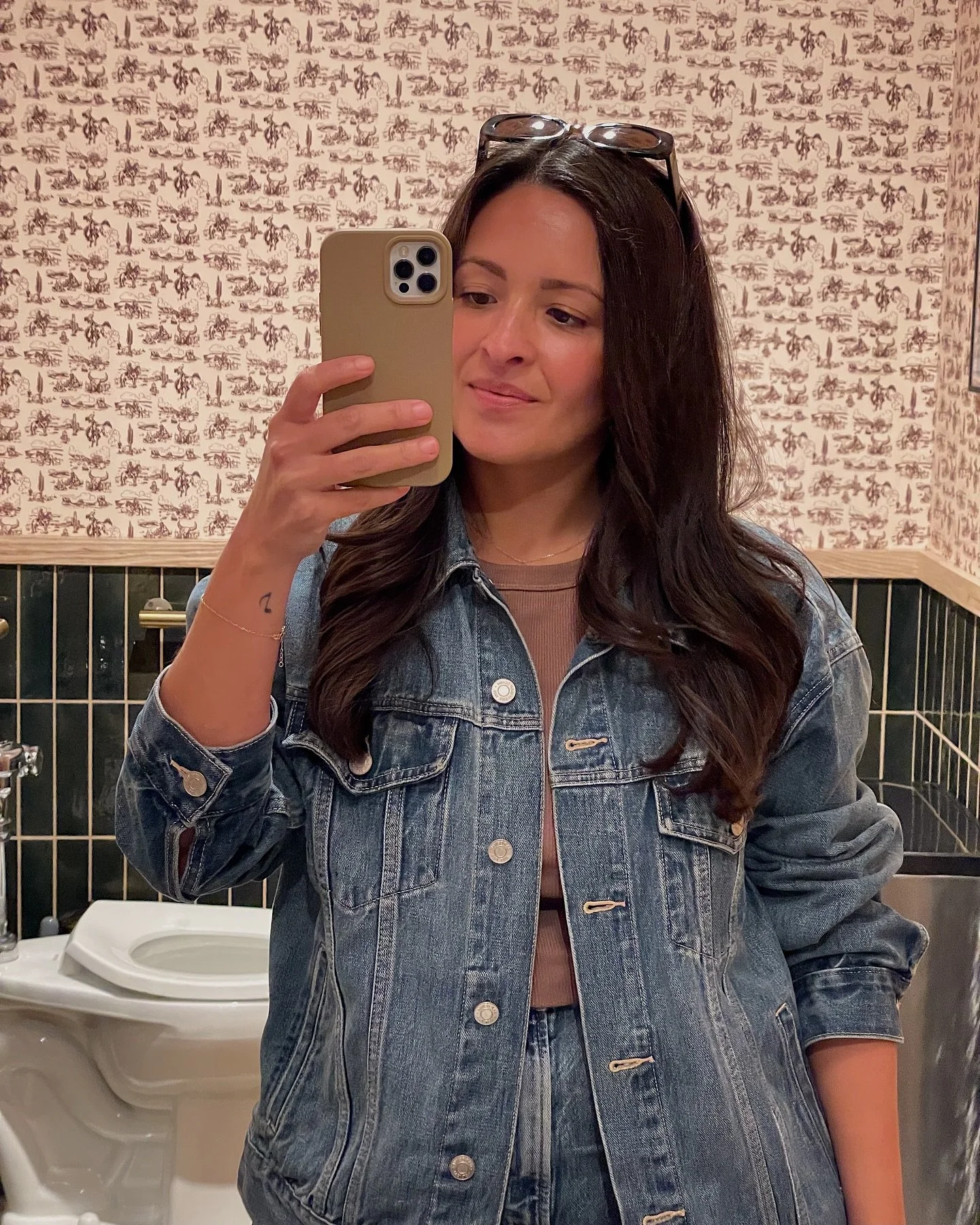 bueno, si me tarde mucho en el ba&ntilde;o, now you know why 💁🏽&zwj;♀️

#bathroomselfie #ootd #denimdenimdenim