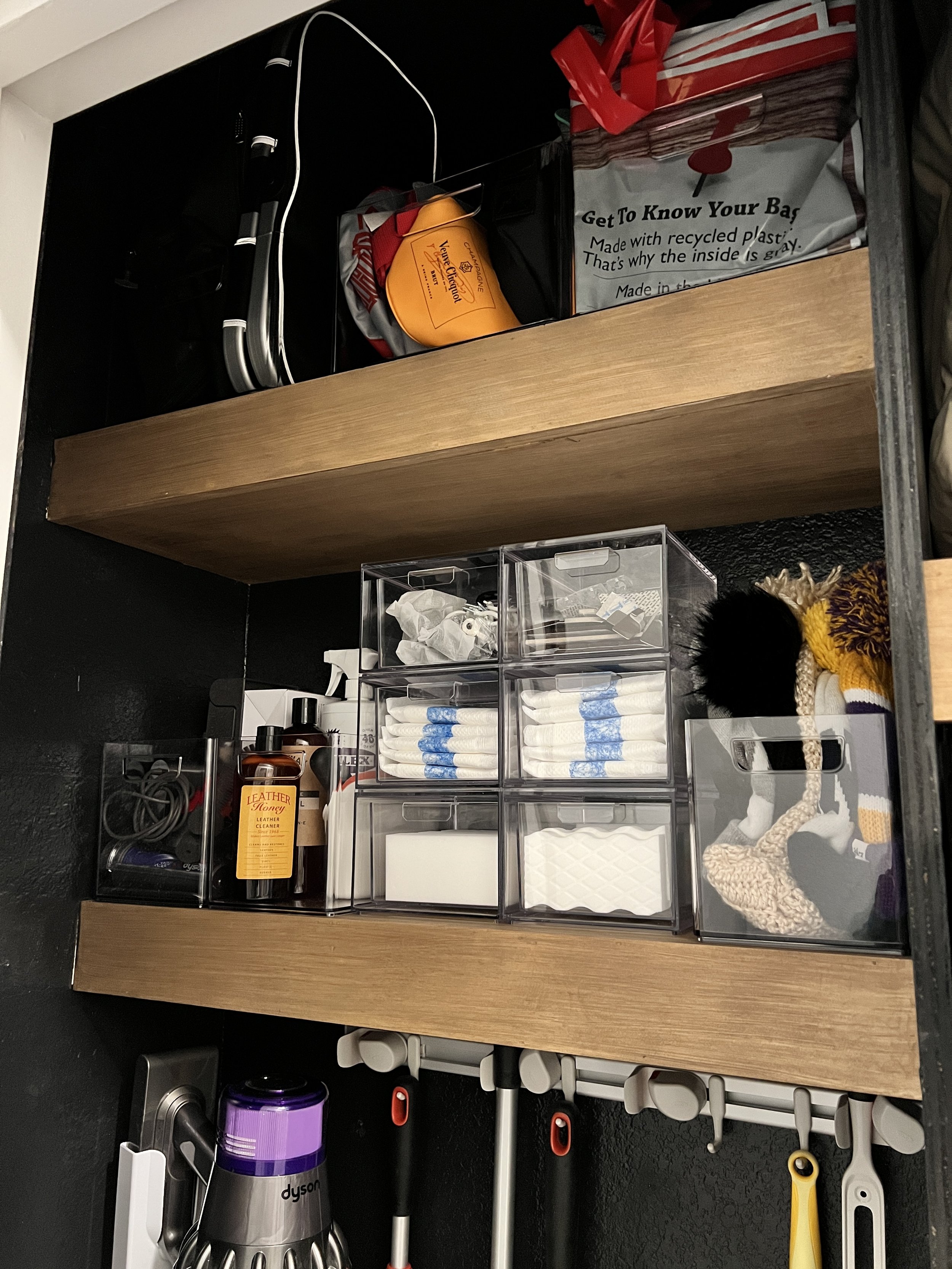 Armario con productos de limpieza  Closet cleaning supplies, Cleaning  supply storage, Ikea closet organizer