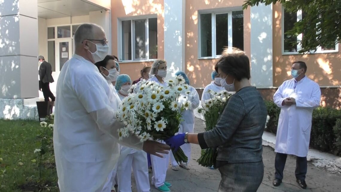  Pastor Surdu presented gifts and flowers to thank the dedicated team of medical professionals. 