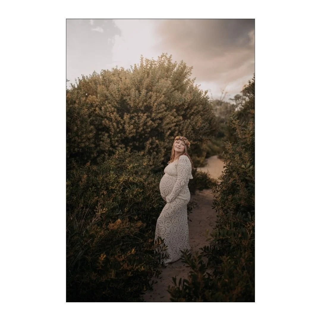 When April arrived she told me that even though this is her fourth baby (fourth!), she had never had pregnancy photos before. That she felt so nervous and &quot;like Princess Fiona&quot;....and then. She did THISSSSSS!

What a stunning woman with the