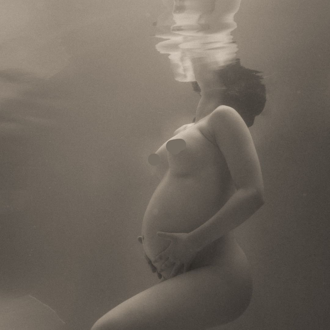 Held by water. Captured by me. 

Very few spots left for summer 25/26: DM to book🖤

#underwaterphoto #hobartmaternityphotographer #gallerylanemagazine