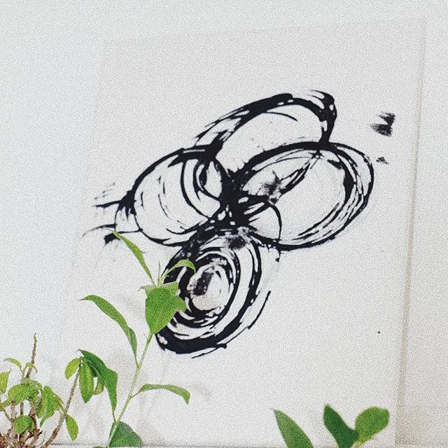 Black ink is one of the most therapeutic forms of art. Fun fact, ink was used in Ancient Egypt for writing and drawing on papyrus since the 26th century. .
.
.

#vancouver_ig #vancouverartist #vancouvermodel #vancouvermom #vancouverfashion #vancouver