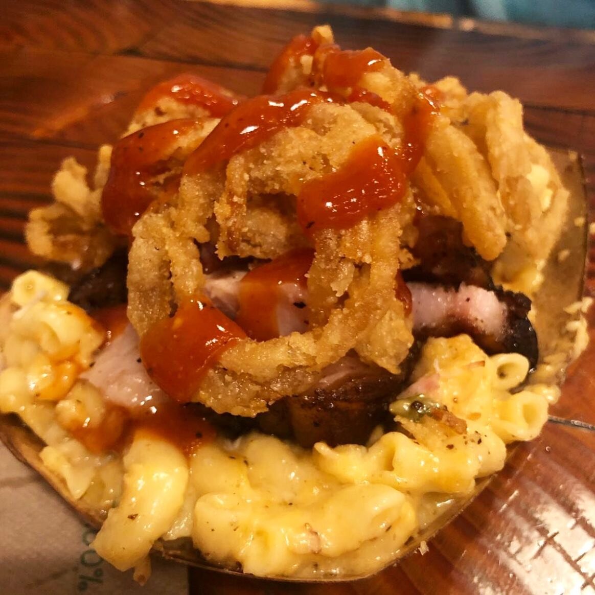 Feast your 👀 on your lunch &mdash; our Pork Belly Dirty Mac! Our signature Jalapeno-Bacon Mac &amp; Cheese is layered with Smoked Pork Belly and topped with crispy onions and our house bbq sauce.🤤 &thinsp;
&thinsp;
📸: @kaylaeatsfood &thinsp;
&thin