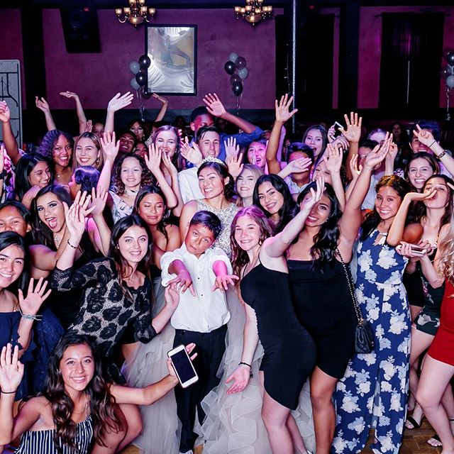 Love getting those group photo shots!! 📷🥳🥳🥳 #quincea&ntilde;era #misquince #quincea&ntilde;eradress #quincea&ntilde;eraphotographer #sweet16 #myquince #quincea&ntilde;eras #losangelesphotographer #pasadenaphotographer #socalphotographer #fairytal