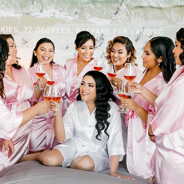 Happy International Women&rsquo;s Day!! 👸🏽👸🏻👸🏼👸🏾👸🏿 Cheers to all the women that stick together and help each other shine ✨🥂 #gettingready #cheers #happyinternationalwomensday #girlpower #bridesmades #maidofhonor #weddingday #weddingtime #f