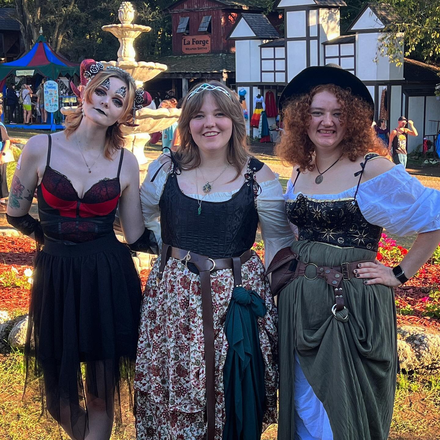 Went to the Ren faire last weekend! A very short break from a very busy semester, always a fun time with these two! @jess_a_ford @datedreference #renfaire #renaissancefaire #renaissancefestival
