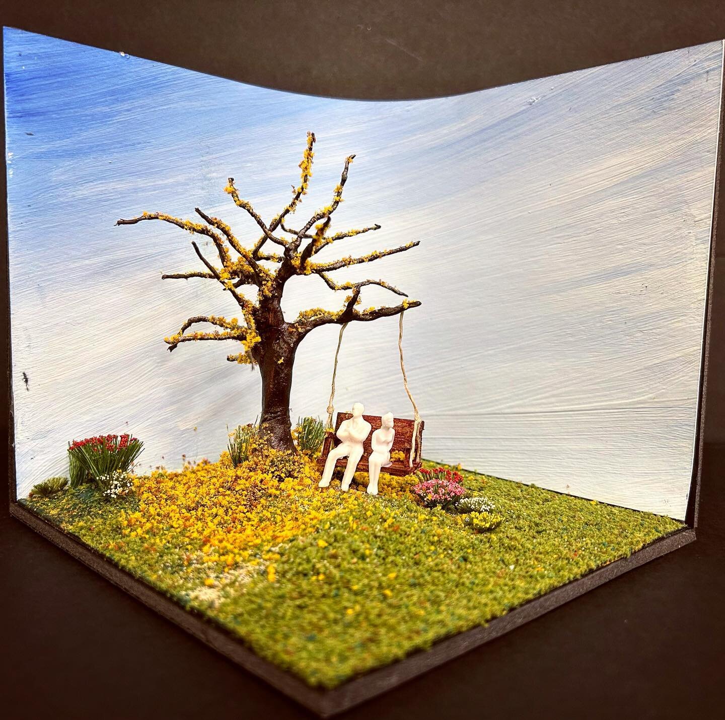So happy that fall is officially here! Realistic tree model from class a couple weeks ago. #scenicmodel #scenedesign #scenicdesign #scenicdesigner #modelmaking #modelcraft