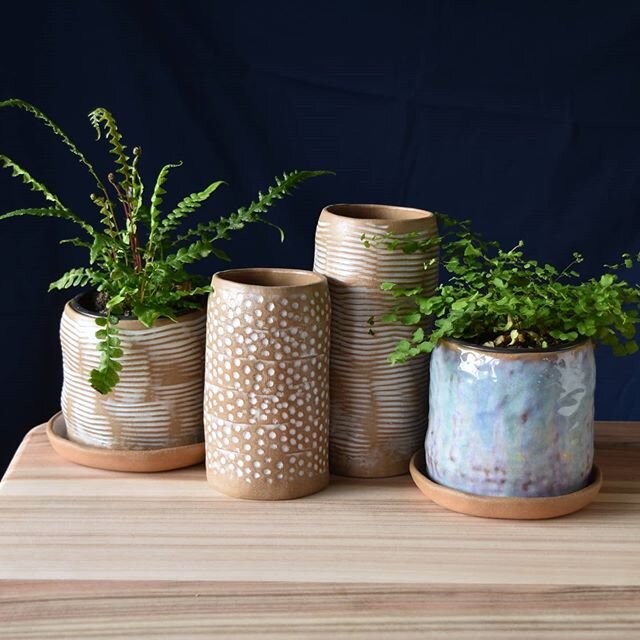 Ohhh am I dang proud to show off the new-look Rustic Earth Collection! 🥰 Ta-dahhh!
.
In case you haven't seen my stories - I've had to postpone tonight's shop update because the kiln took approximately 347 years to cool and I missed the opportunity 