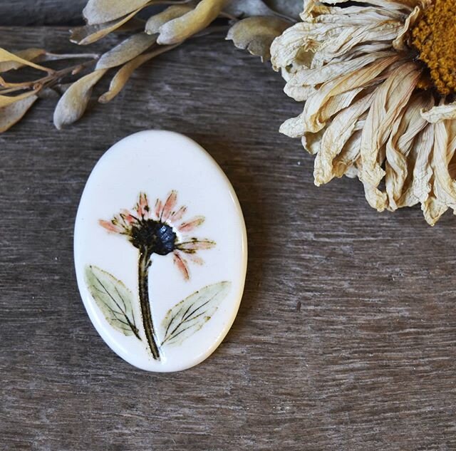 Loving the vintage feel of this peachy flower brooch. 🌼
.
I was a little MIA last week. Managed to see my mum and fam for Mother's Day which was swell.. got home and snuck in a couple of half days of clay while catching up on property chores, and th