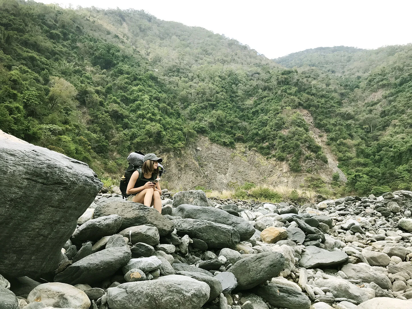 徒步桃源林溪石間