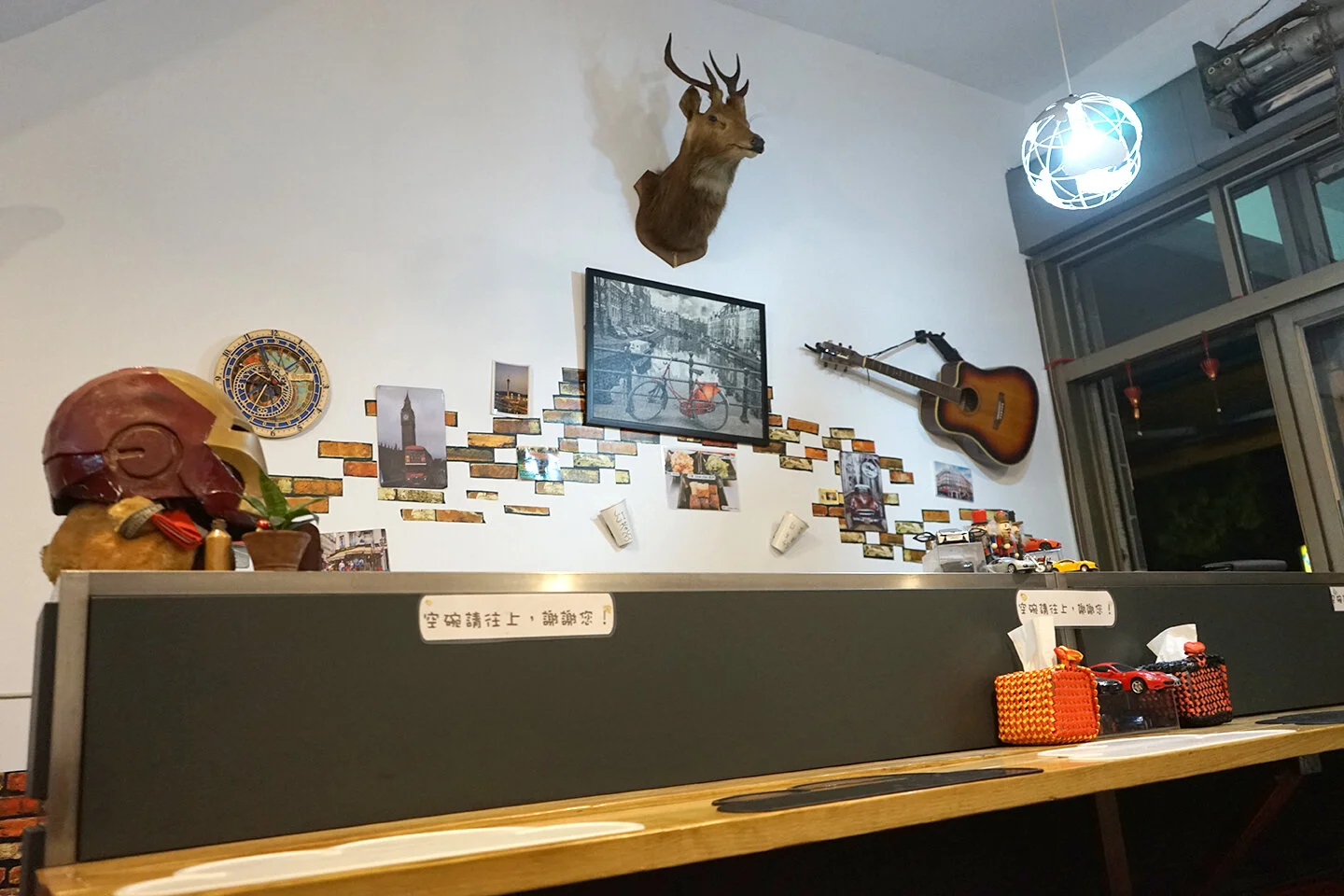 ✷ 店內裝飾的鹿頭是真實的喔!是老闆的父親無償替人修鐵捲門的回禮。