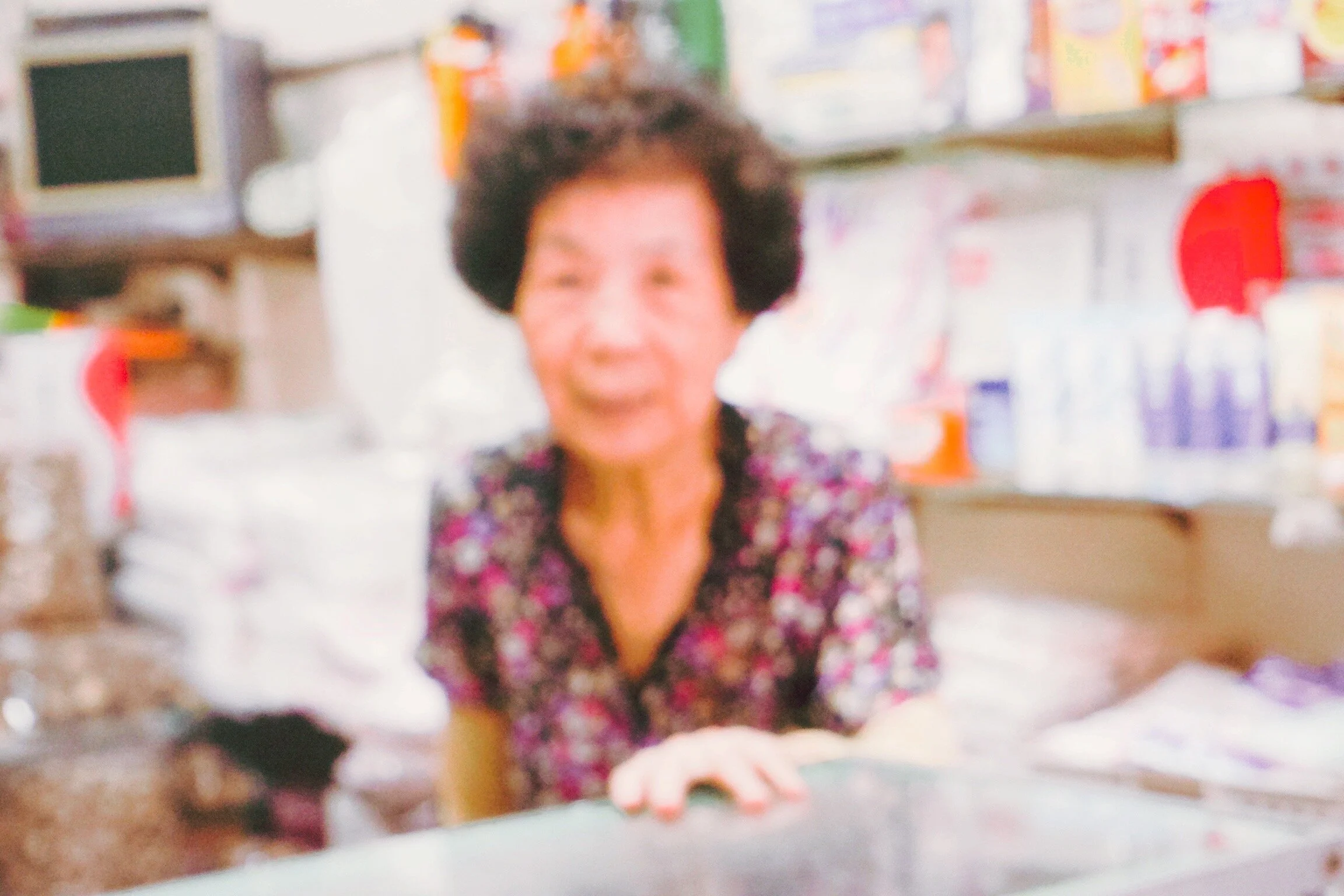 依舊賣著當年日本高級化妝品的阿嬤