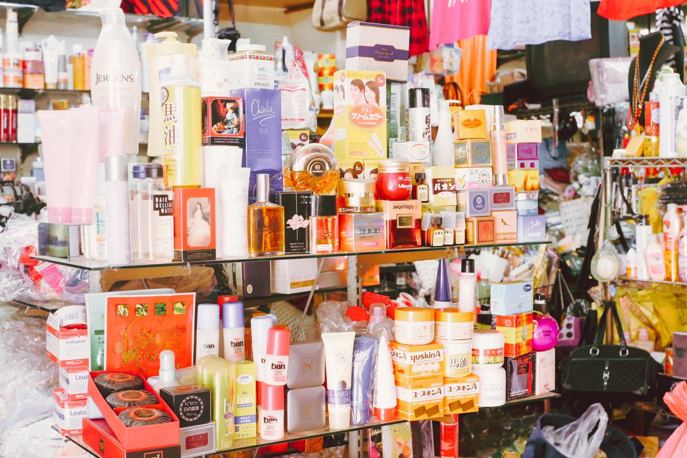 瓶瓶罐罐的進口膏藥,老客戶的最愛。