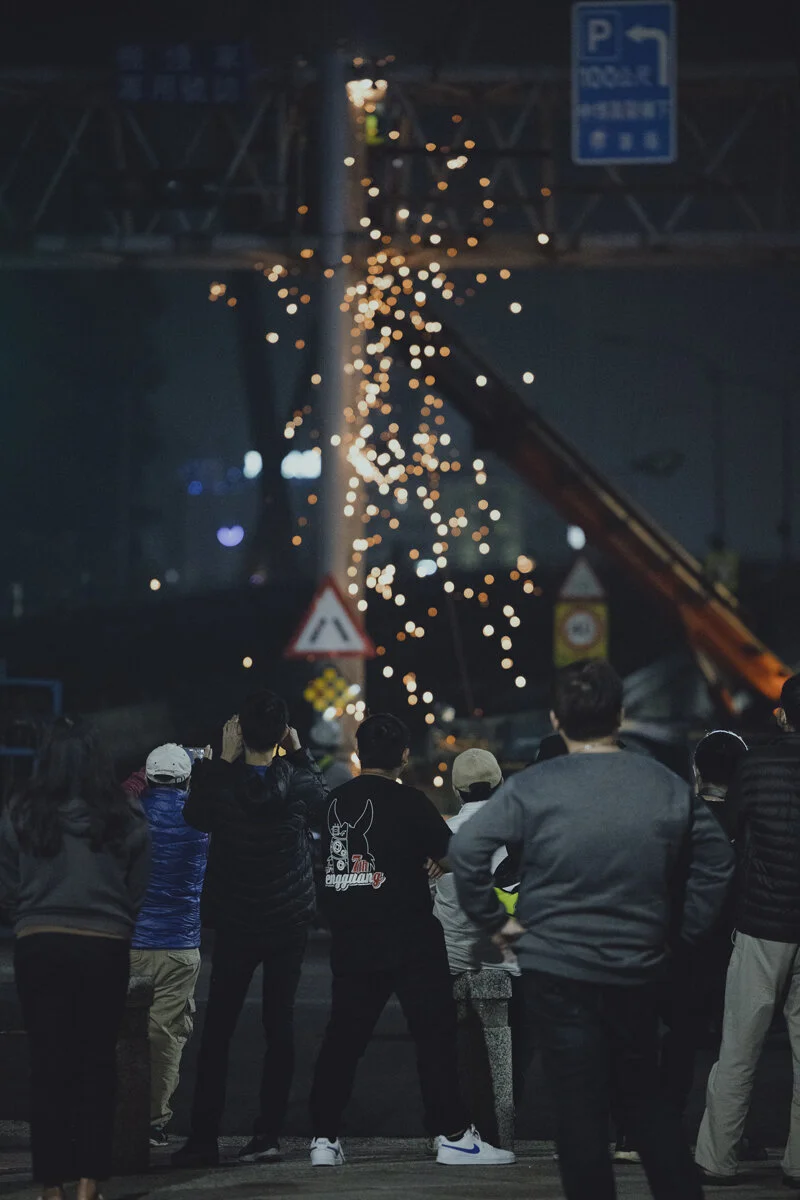 民眾圍觀,封橋之日。