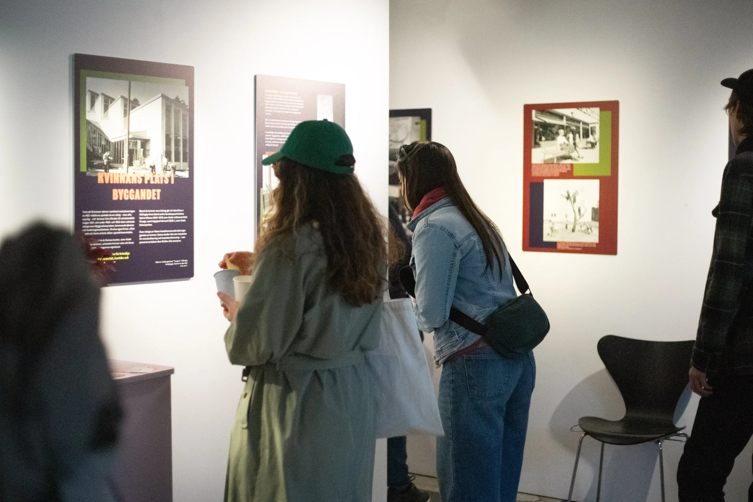 Personer tittar på utställningen på vernissage på Kulturhuset