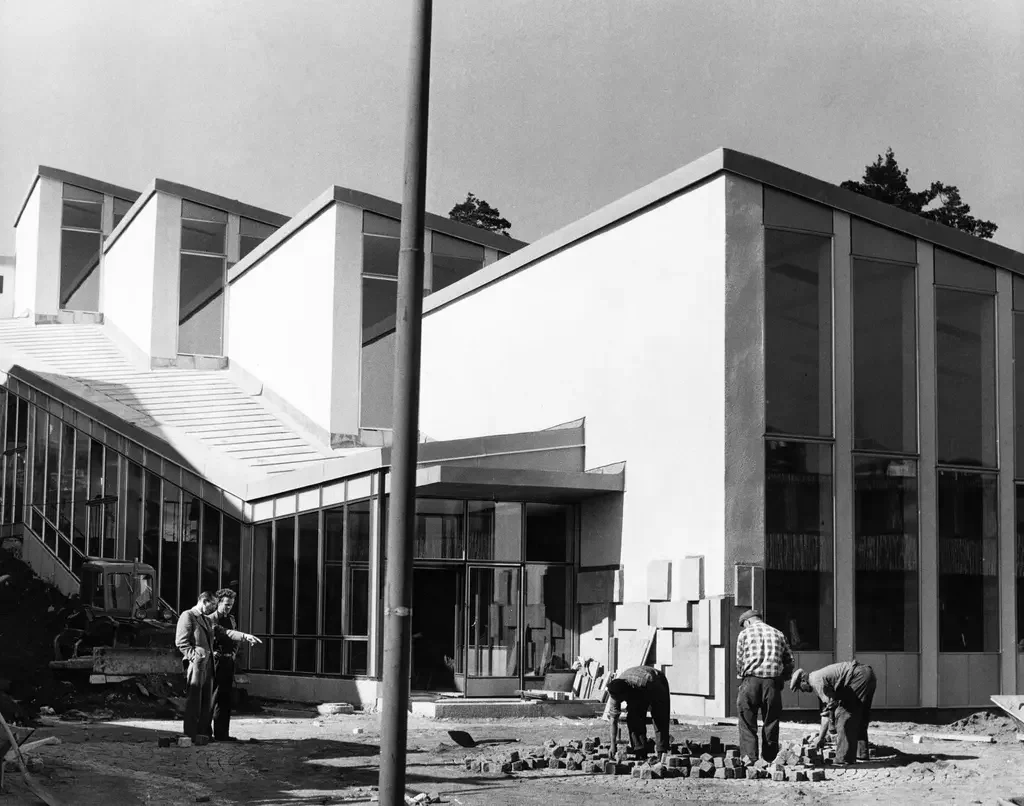 Byggarbetare lägger gatsten vid Trappan som byggs.