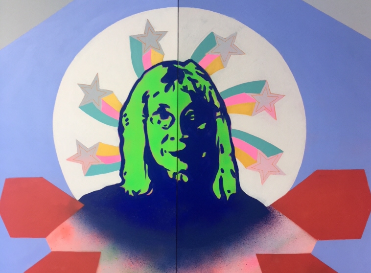 Suzanne Osten i utställningen Kvarterets Kvinnor. Muralmålning av Saadia Hussain.