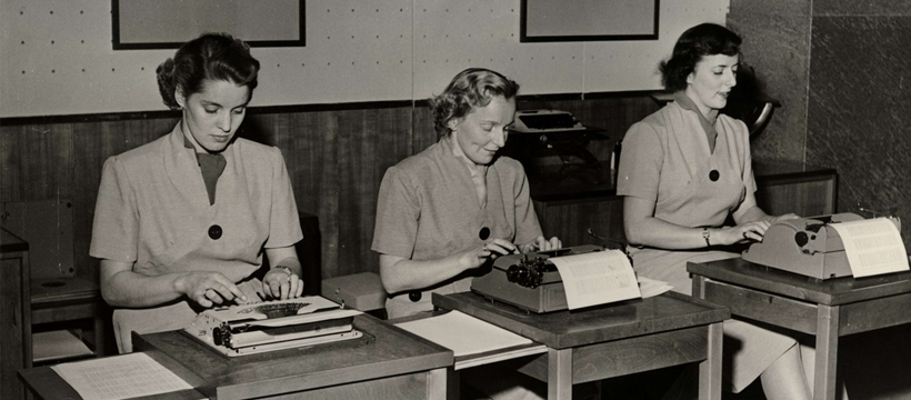Bilden föreställer en modevisning av kontoristkläder på Nordiska Kompaniet. Foto: Erik Holmén/Nordiska museet 1952.