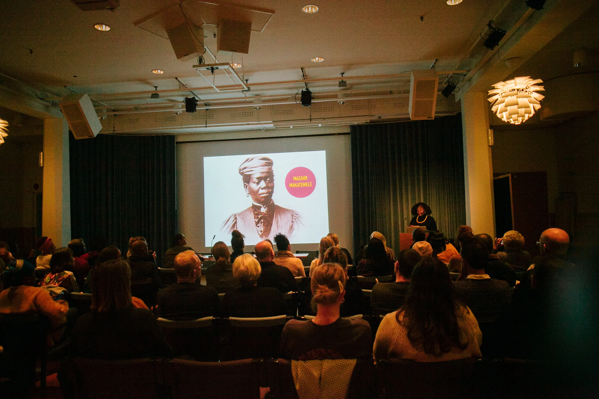 Rafaela Stålbalk Klose föreläser. Foto: Sandra Åhman/Stockholms Kvinnohistoriska