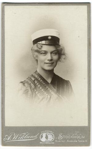 Porträtt på Greta iförd studentmössa.