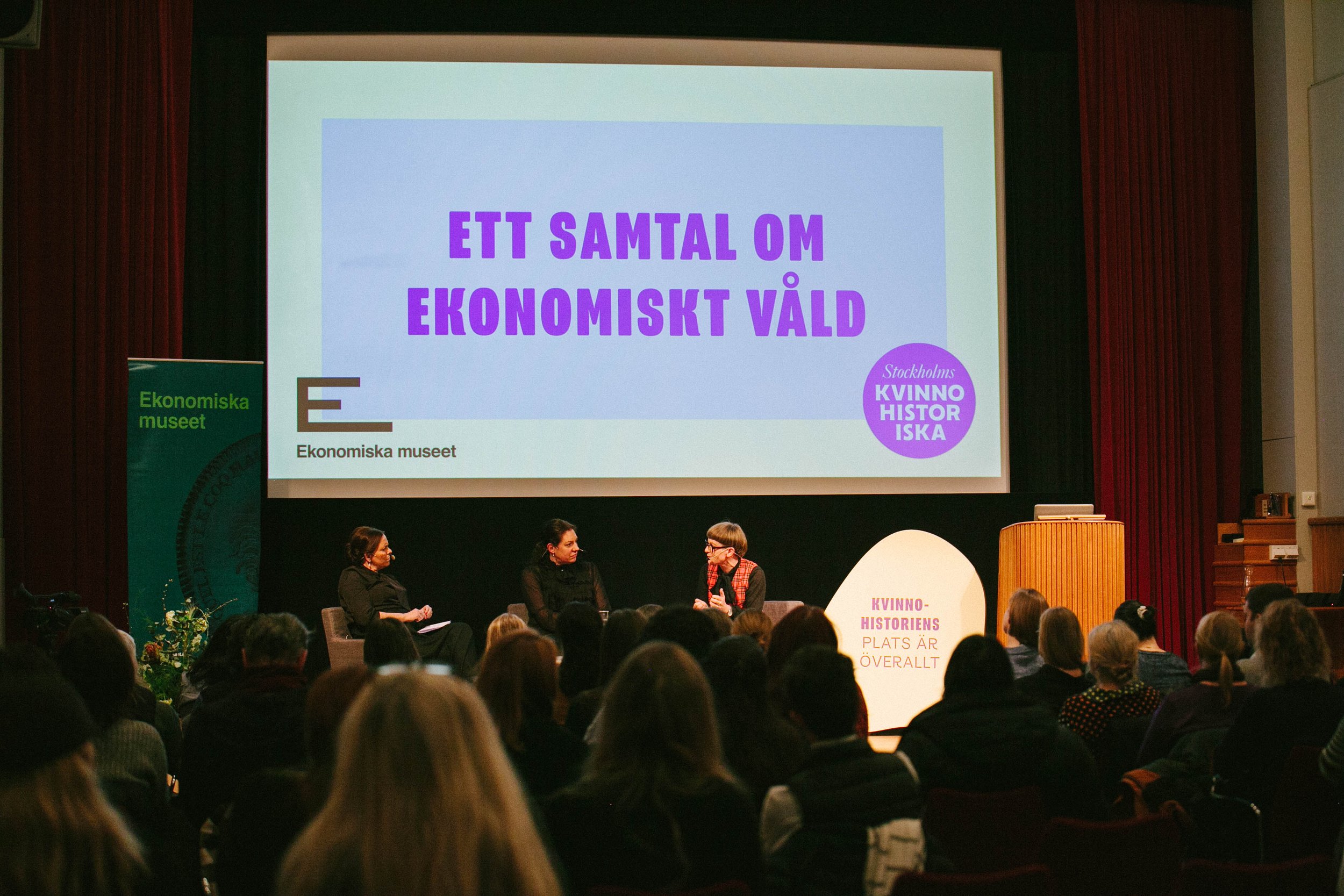 Publiken bakifrån samt deltagarna på scenen.