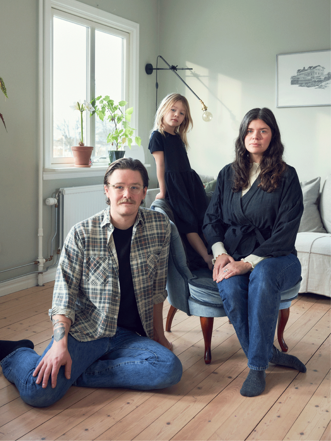 Hanna och Jocke sittandes på en fåtölj och golvet.