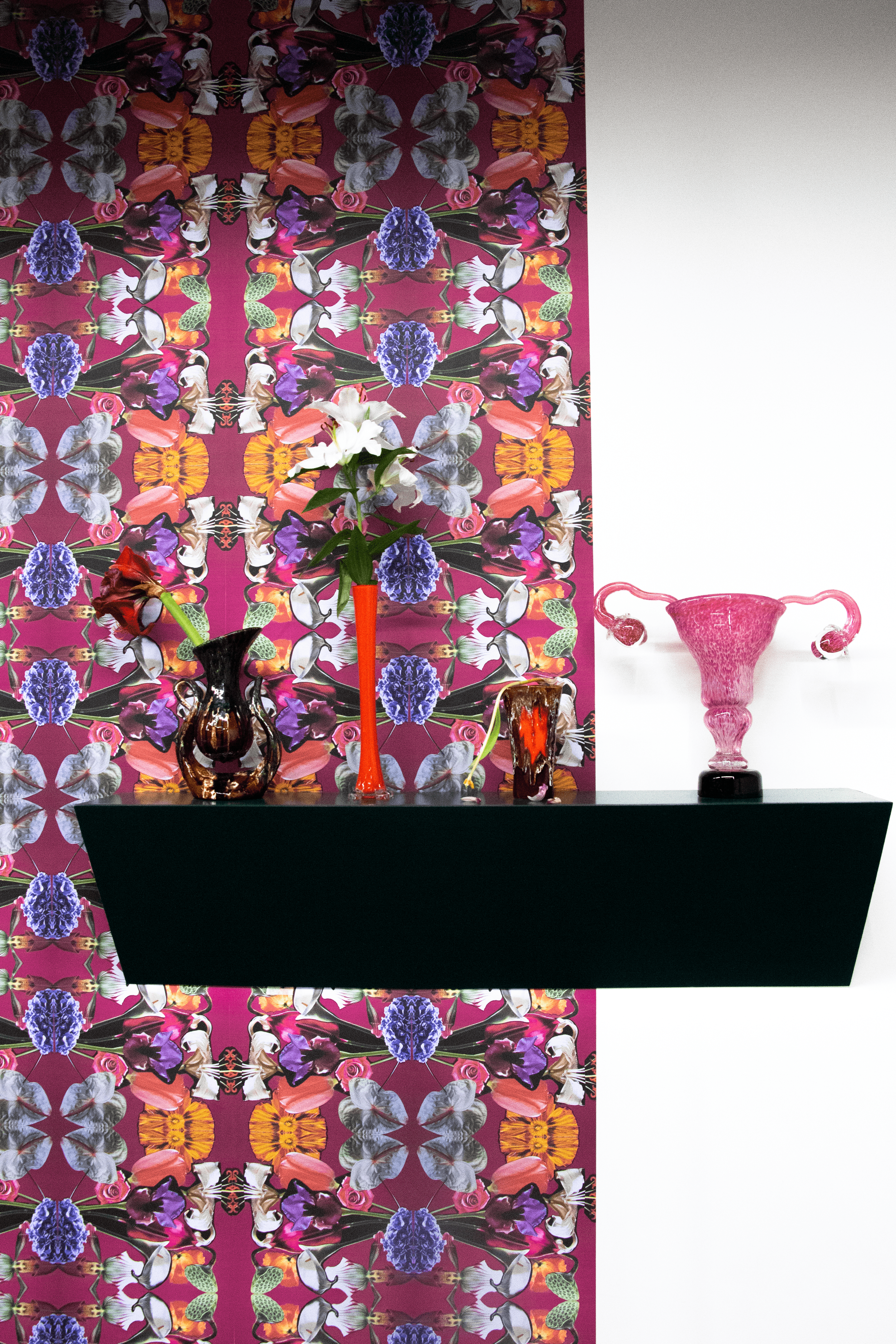 Corinne Szabo, Vaginal flowers, installation in situ. Papier peint, étagères, vases et fleurs, 2024. 

Corinne Szabo, Le Vase de Freud, Verre soufflé. 60 x 50 x 15 cm, 2021.

Photo: Isabella Reyes