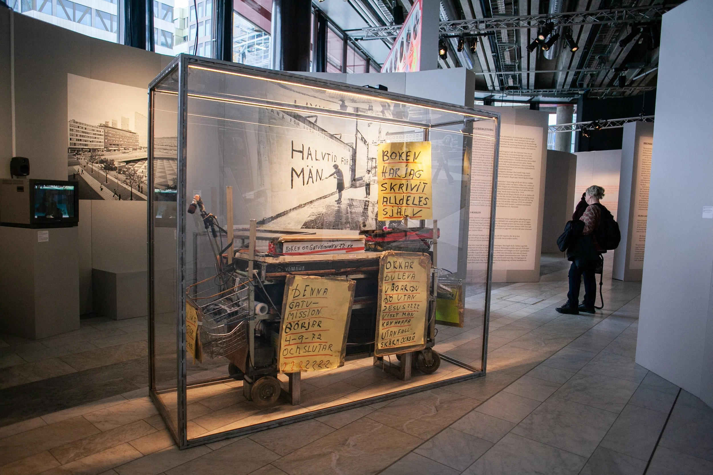 Maria Johanssons elorgel utställd i en monter, kvar sitter plakat på den som Maria satt upp.