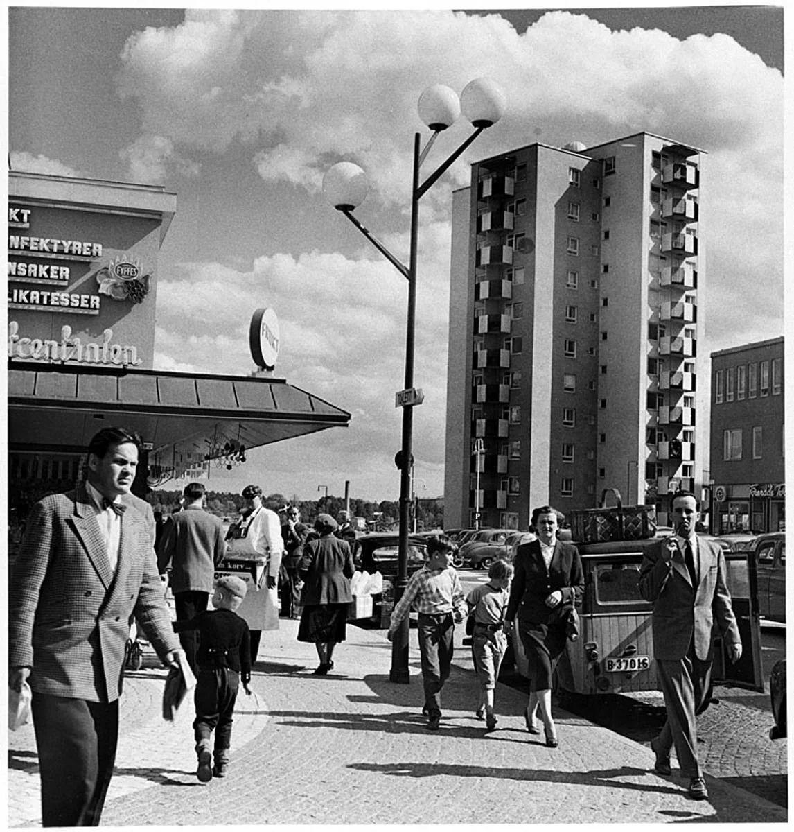 Människor på språng i Vällingby centrum