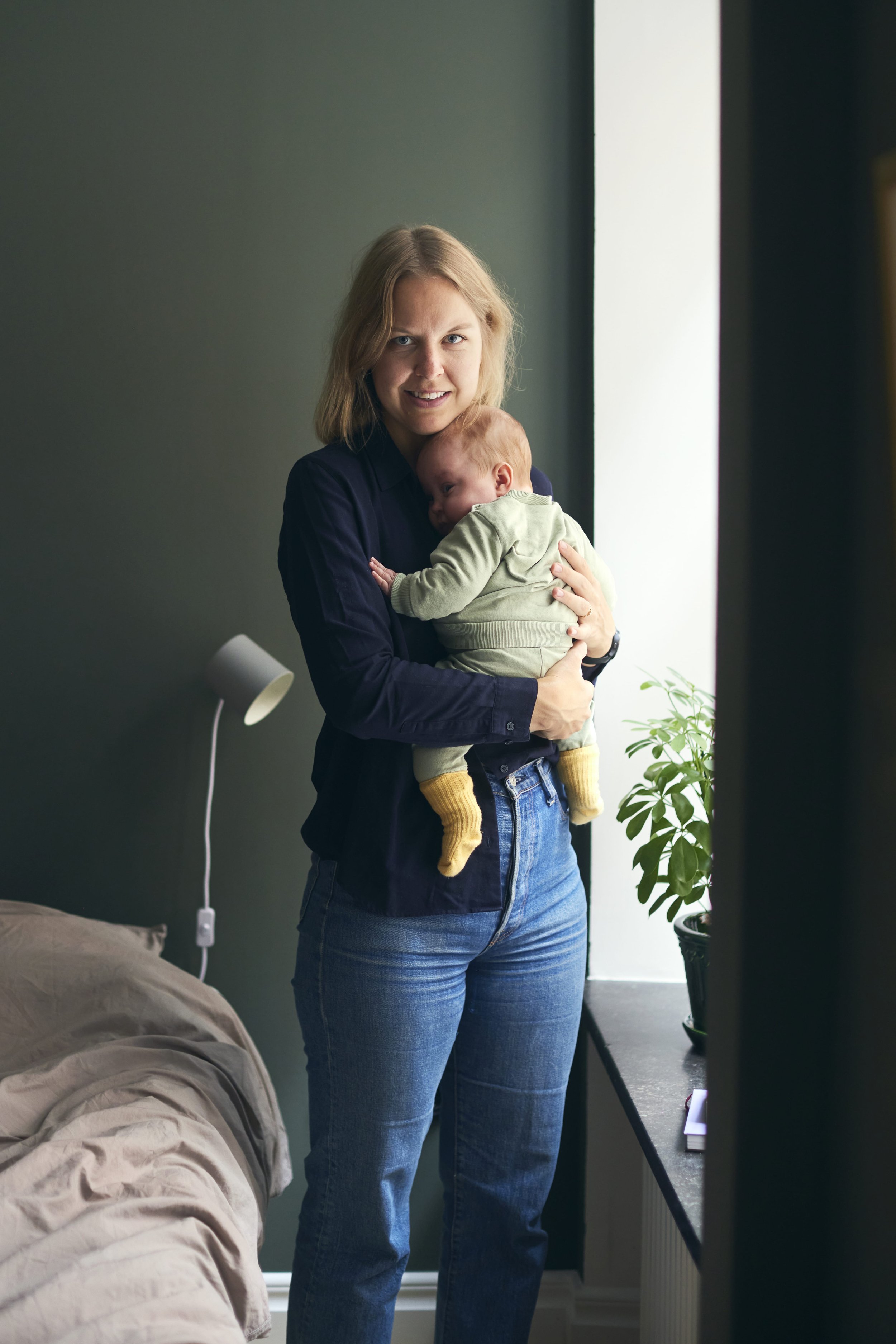 Lisa Fjellström som håller i en bebis.