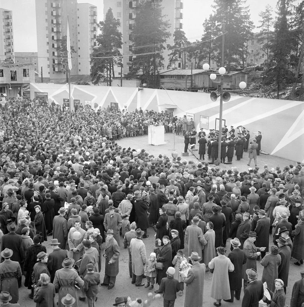 Folksamling vid invigningen av Vällingby centrum.
